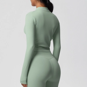 Détail de la veste de sport vert menthe montrant la coupe ajustée et la silhouette du dos