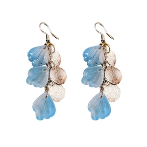 Boucles d'oreilles tendance en pétales de coquillage bleu et disques argentés sur fond blanc