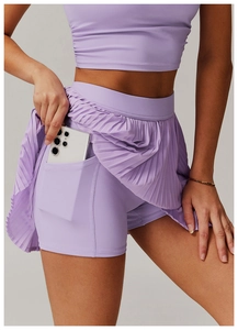 Detail des fliederfarbenen Sport-Skorts mit praktischer versteckter Handytasche seitlich