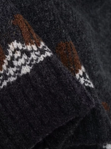 Dettaglio della trama in maglia jacquard a contrasto nei colori grigio, marrone e bianco