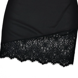 Détail de l'ourlet en dentelle noire complexe et du motif floral en maille sur la robe