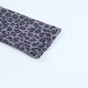 Dettaglio della maglia mesh leopardata grigia che mostra la cucitura doppia sul polsino