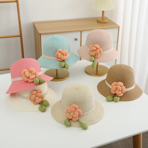 Sammlung von Kinder-Strohhüten in verschiedenen Farben mit schönen Stoffblumendetails