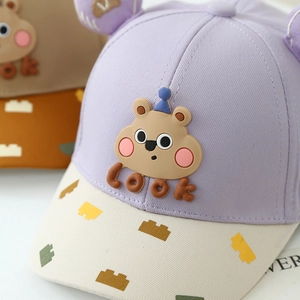 Kinder-Basecap in Lavendel mit 3D-Bären-Patch und gemustertem Schirm als Sonnenschutz
