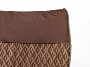 Détail de la taille large élastique et du tricot à losanges géométriques sur le pantalon thermique