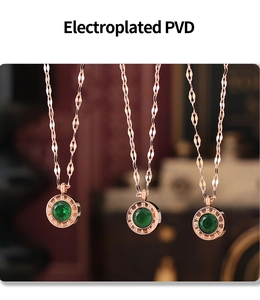 Détails des colliers en or rose avec pierre en verre émeraude et revêtement PVD