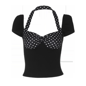 Détail du haut dos nu à pois et manches courtes avec coutures noires rétro chic