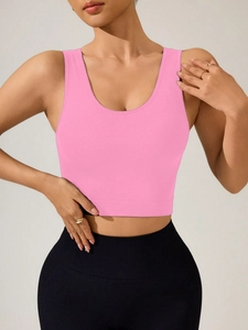 Détail du soutien-gorge de sport rose avec col en U et ourlet côtelé de soutien