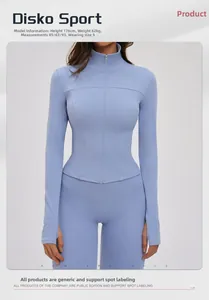 Detail der hellblauen, schmal geschnittenen Yoga-Jacke mit Stehkragen und Frontreißverschluss