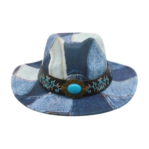 Détail d'un chapeau en denim patchwork avec broderie florale et pierre turquoise