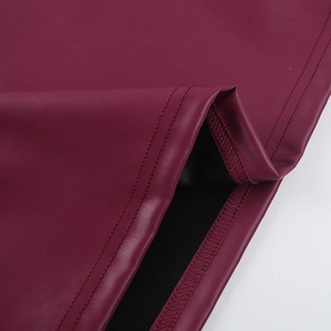 Détails des coutures et texture fine du tissu en similicuir PU de couleur bordeaux