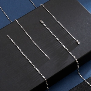 Vue macro de chaînes à billes en acier titane argenté poli avec un design de maille unique