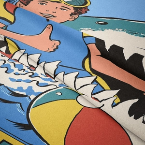 Dettaglio dell'arazzo cartoon retrò che mostra la qualità della stampa del ragazzo e dello squalo