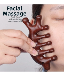 Makroaufnahme eines Sandelholzkamms zur Gesichtsmassage und Lymphdrainage am Kinn