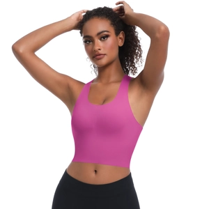 Détail de la brassière de yoga rose avec dos croisé et larges bretelles sans couture