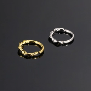 Anelli al naso a spirale minimalisti con zirconi in oro e argento su fondo nero