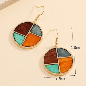 Détail de boucles d'oreilles géométriques en bois et alliage avec mesures de 4,8cm