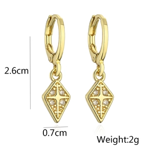 Dettaglio degli orecchini a croce placcati oro 18K con misure e zirconi lucidi