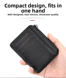 Dettaglio porta carte nero a grana con tasca zip e tre scomparti per carte di credito