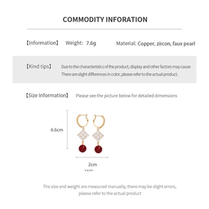 Détails des boucles d'oreilles plaquées or 18k avec zircone et perle rouge, 6,6x2 cm