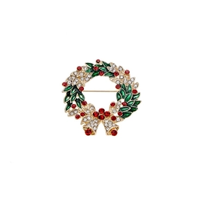 Detail der Weihnachtskranz-Brosche mit Emaille-Blättern, roten Strasssteinen und Goldglocken