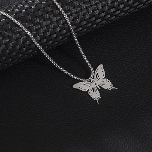 Collier avec pendentif papillon argenté au design évidé sur fond tissé noir élégant