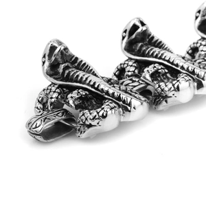 Macro d'une tête de cobra argentée avec écailles texturées sur bracelet en acier