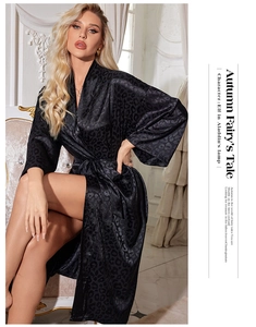 Détail du peignoir en soie imprimé léopard noir avec ceinture et texture satinée lisse