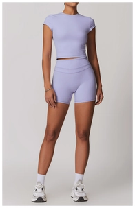 Dettaglio del set yoga lavanda con pantaloncini a vita alta e crop top sportivo attillato