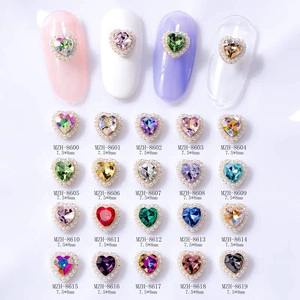 Charm's cœur en cristal pour ongles avec bordure perle en vingt coloris variés