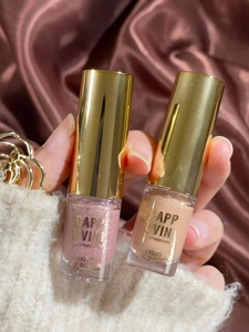 Detail of matte and glitter liquid eyeshadows in pink and champagne gold finishes
