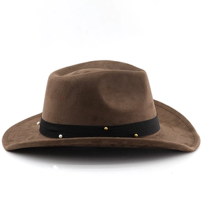 Détail d'un chapeau fedora en laine marron avec ruban perlé noir et touches dorées