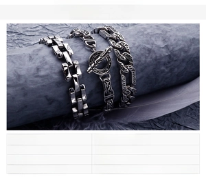 Dettaglio macro di bracciali vintage in acciaio inossidabile argento con chiusura OT