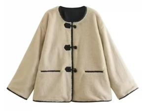 Détail de la veste en fausse fourrure avec boutons brandebourg noirs et liseré