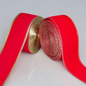 Nahaufnahme von roten Samtbändern mit Golddrahtkanten mit Textur- und Rollendetails