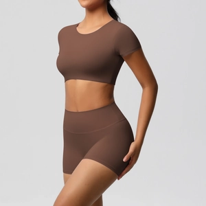Dunkelbraunes Yoga-Set für Damen mit Crop-Top und Sportshorts mit hohem Bund für Fitness