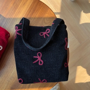 Sac fourre-tout en tricot noir élégant avec broderies de nœuds rouges sur bois