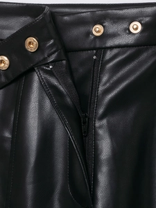 Detailansicht der schwarzen Kunstlederjacke mit goldenen Druckknöpfen und Metall-Reißverschluss