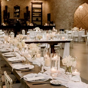 Elegante drijvende kaarsglazen op witte bloemen bruiloftstafel voor een romantisch diner
