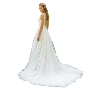Robe de mariée élégante en dentelle blanche avec col en V et une longue traîne