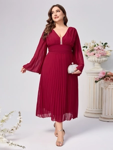 Dettaglio dell'abito lungo a pieghe in chiffon bordeaux con scollo a V e maniche lunghe
