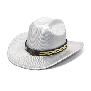 Détail d'un chapeau de cow-boy argenté avec boucle de bœuf et bandeau en cuir noir