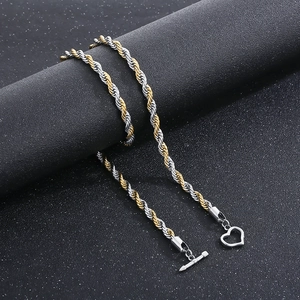 Detailaufnahme der zweifarbigen gold-silbernen Kordelkette mit Herz-Knebelverschluss