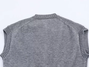 Gros plan sur le col rond côtelé et la maille fine de ce gilet gris sans manches