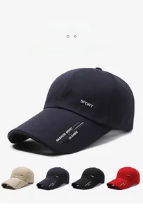 Détail montrant les diverses couleurs de casquettes de baseball avec bords prolongés