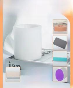 Vue détaillée du moule en silicone cylindrique blanc avec bougies à rayures verticales