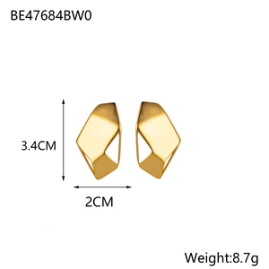 Dettaglio orecchini in acciaio dorato, dimensioni 3,4cm x 2cm e peso di 8,7g per l'uso quotidiano