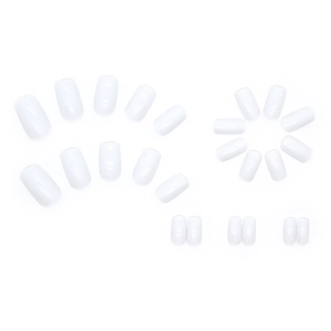 Faux ongles blanc crème brillants forme ovale courte avec différentes tailles sur blanc