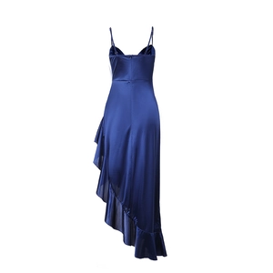 Détail d'une robe nuisette en satin bleu foncé avec dos nu et ourlet à volants irréguliers