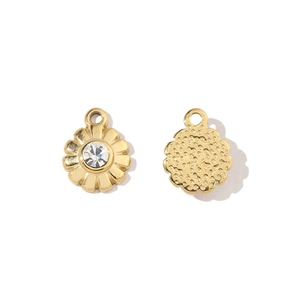 Detailansicht von zwei goldenen Blumenanhängern mit Strassstein und strukturierter Rückseite